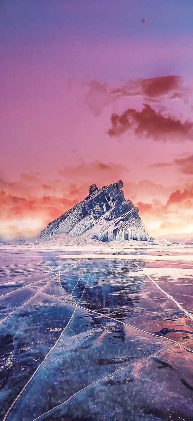 红霞满天下的山峰