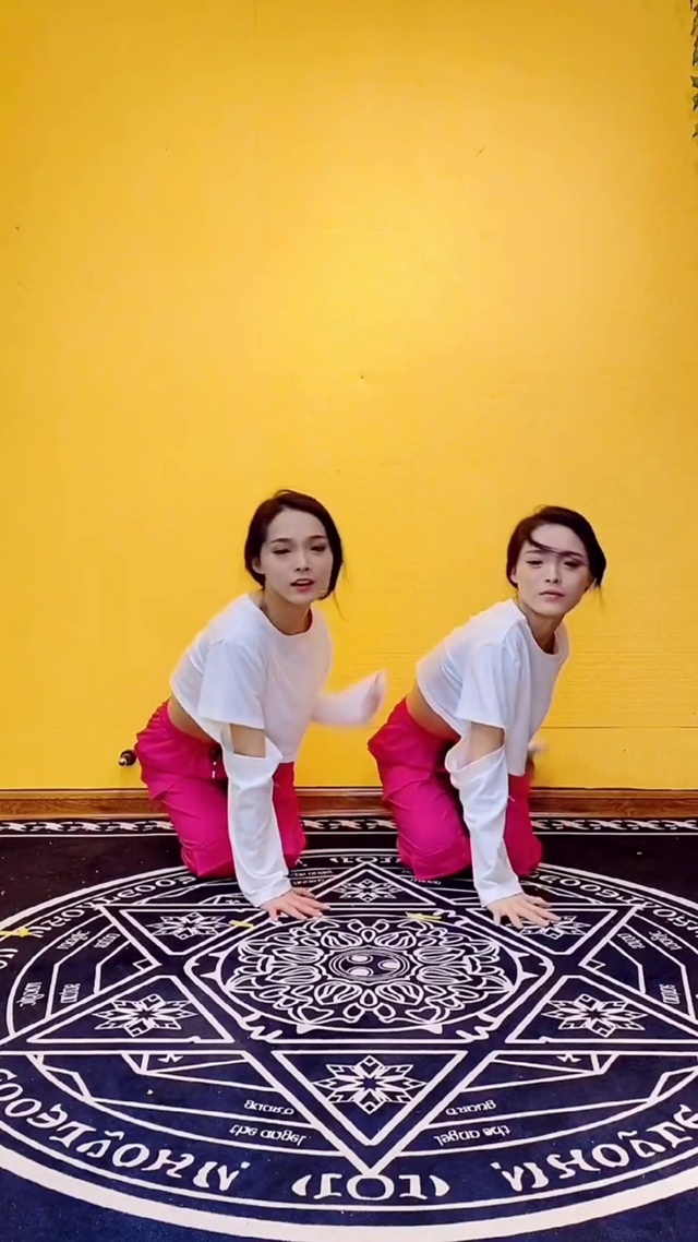 看下两个蝎子摆尾 