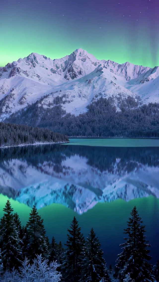 梦幻夜光雪山湖泊雪景
