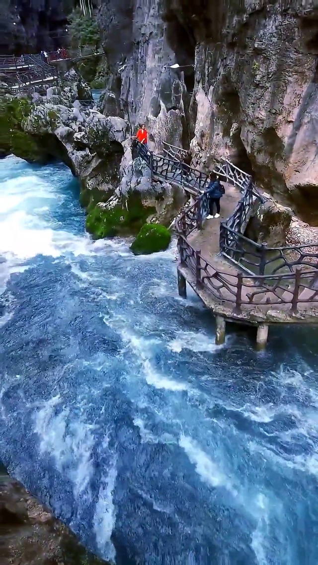 水绕青山山绕水