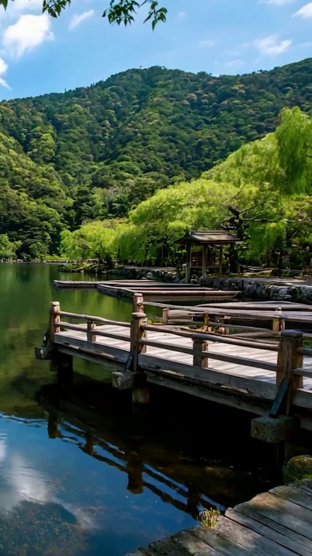 护眼白云山川树木河流景色