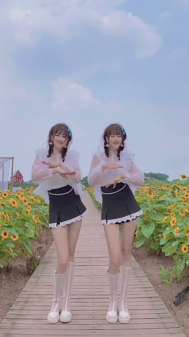 双胞胎跳舞