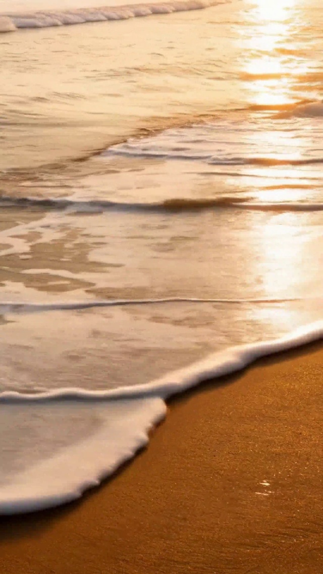 治愈夕阳黄昏下的海边海浪沙滩