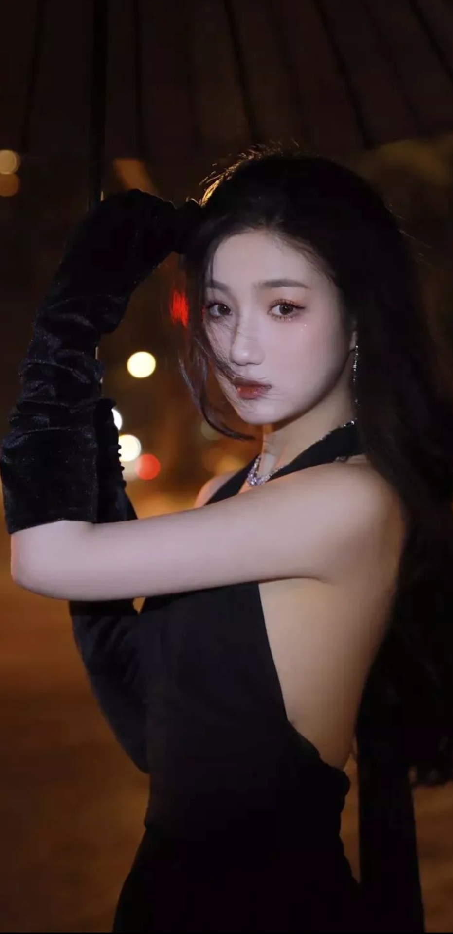 微信屏保壁紙黑色系掛脖露背美女①