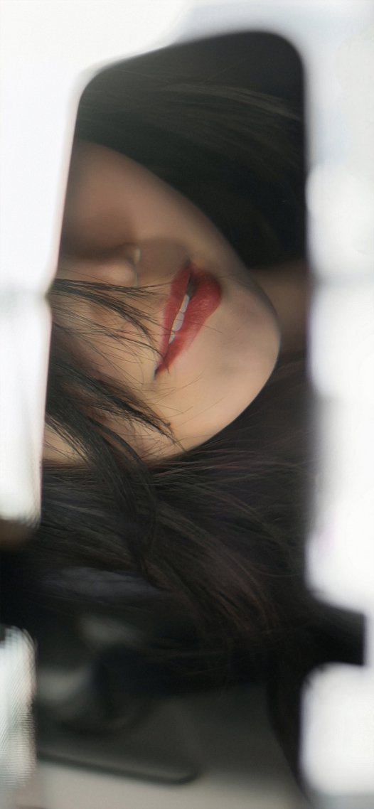 咬了一下嘴唇