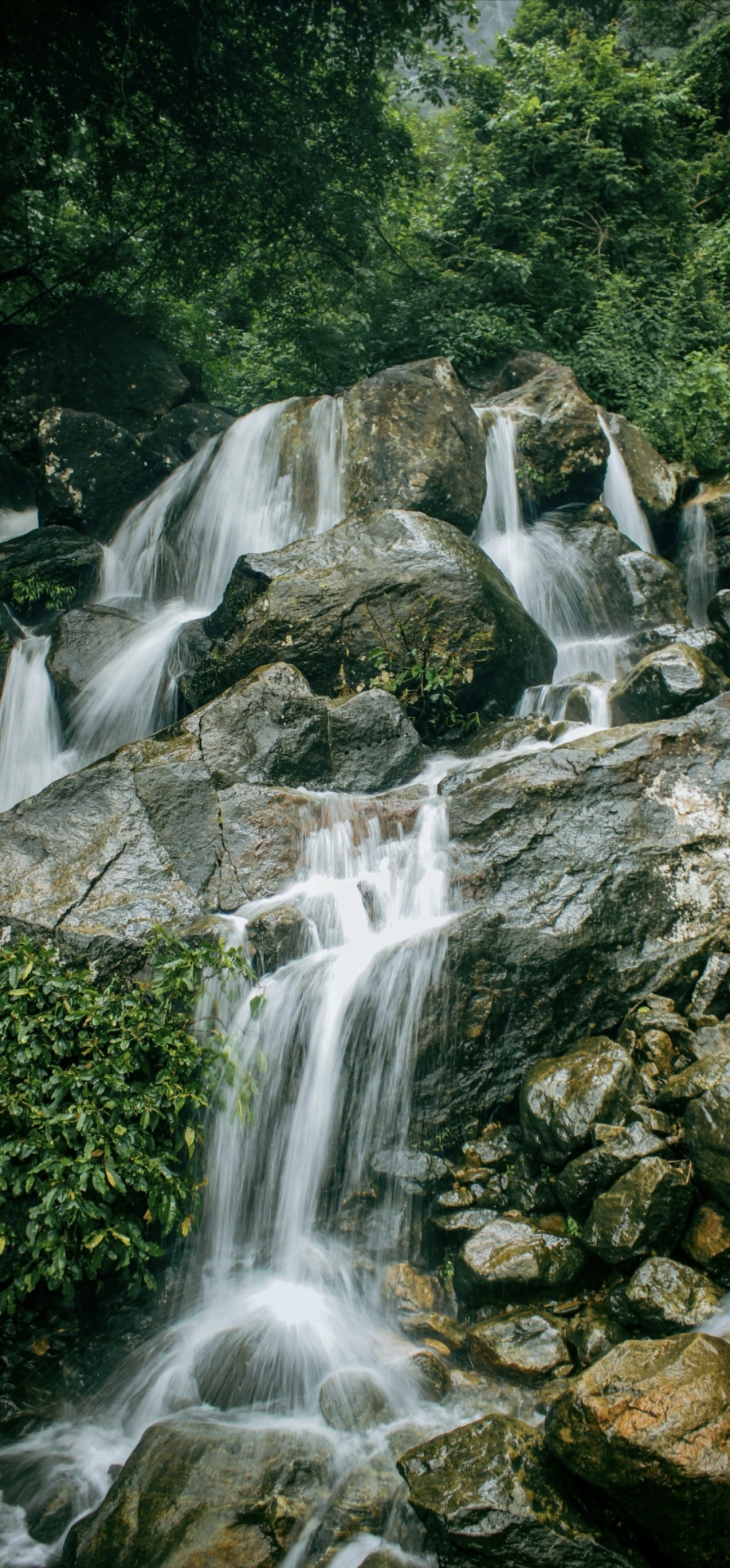 流水三千尺
