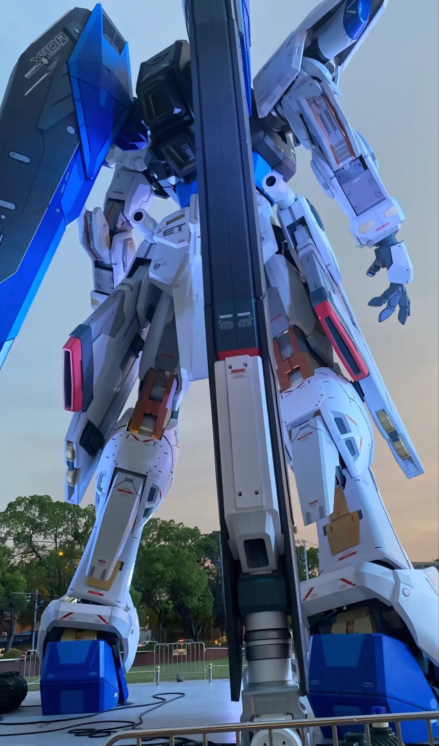高达背面