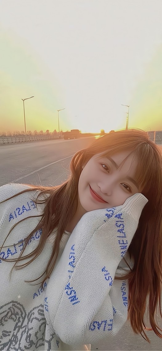 夕阳下的美女