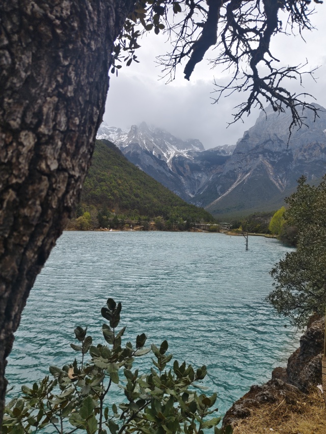 雪山与湖