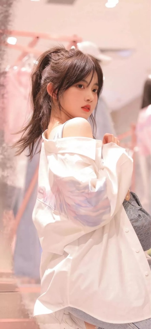 白色衬衫下的女孩