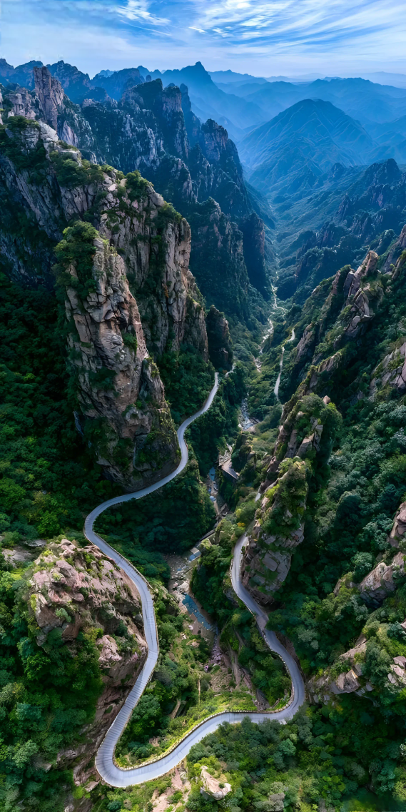  峡谷蜿蜒，奔赴层峦山海