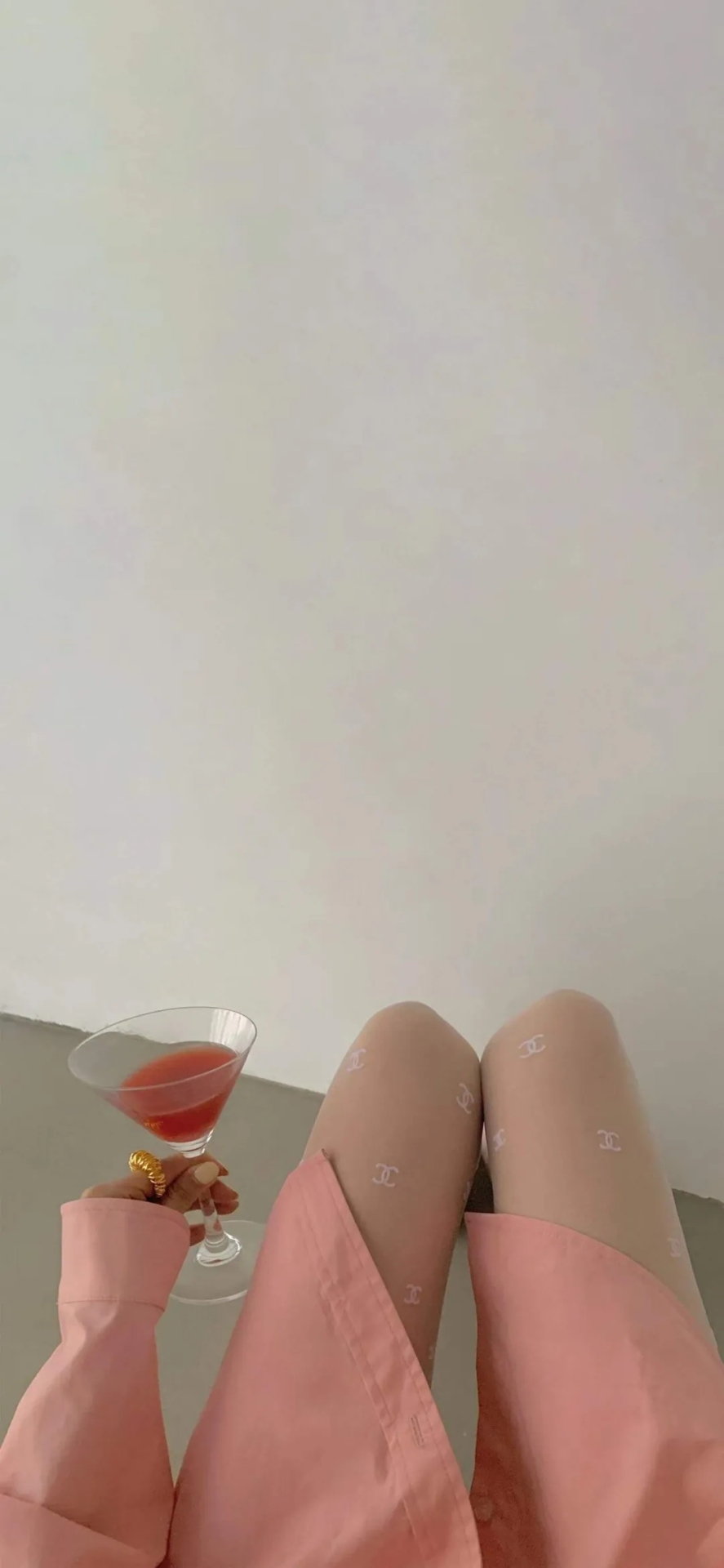 一杯美酒敬沉思微信聊天背景牆壁紙