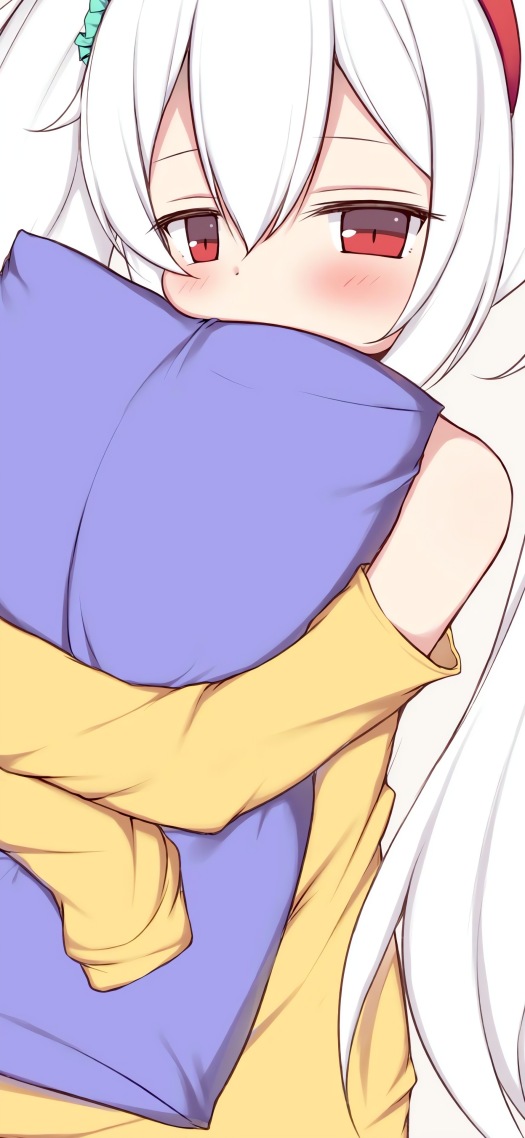 抱著枕頭的美少女
