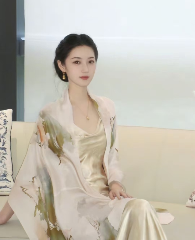 清纯盘发美女