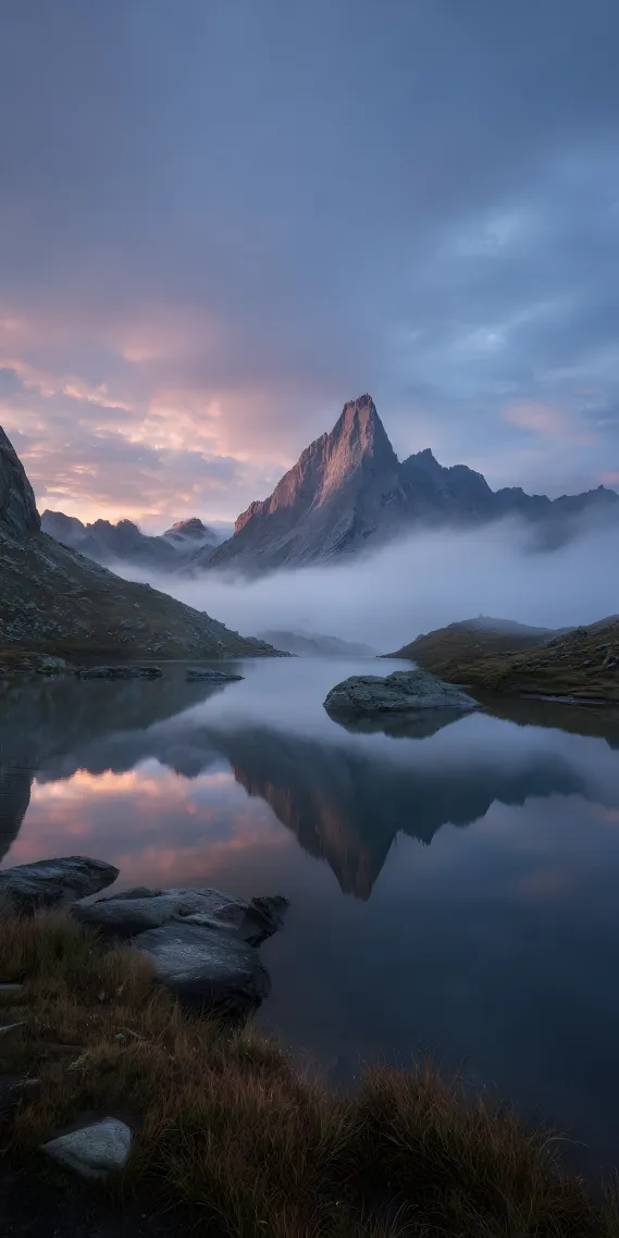 雾锁峰巅，霞染平湖