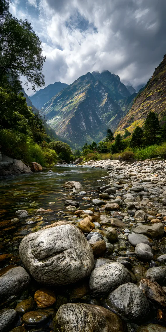 山涧溪流，自然的宁静与壮美