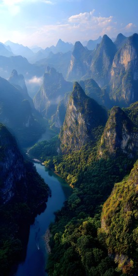碧水绕青山，秘境如画卷