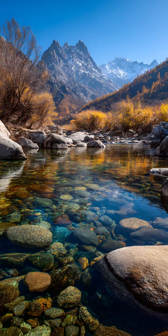  秋染毕棚，碧水映雪峰