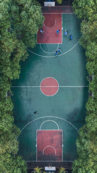 清晨的篮球场