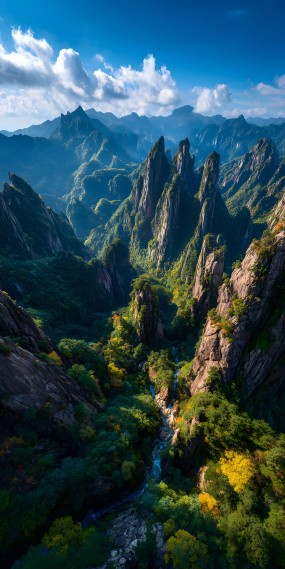 云峰翠谷，秋染黄山，壮丽天成