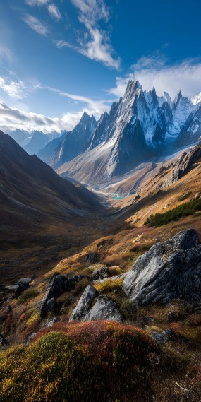 雪域巍峨，秋染山谷