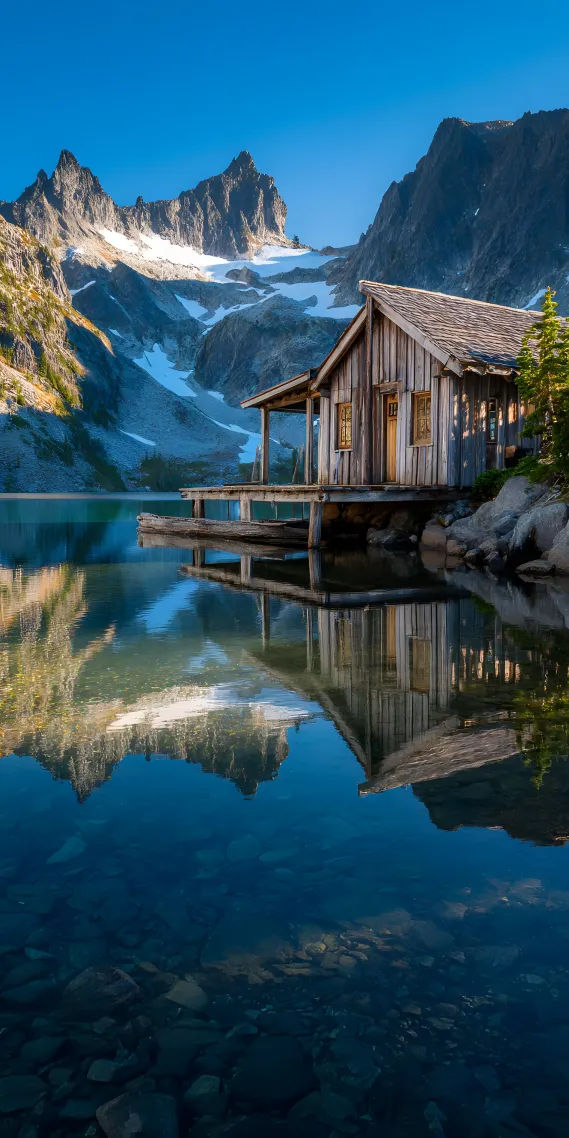湖光山色间的静谧小屋
