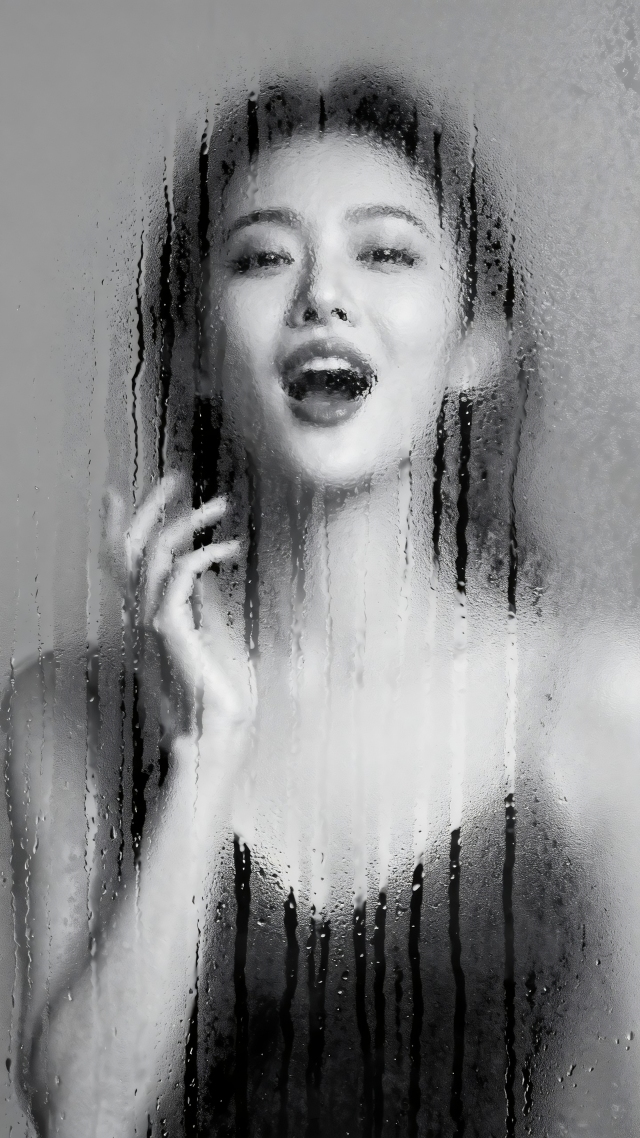 黑白水玻璃美女人像