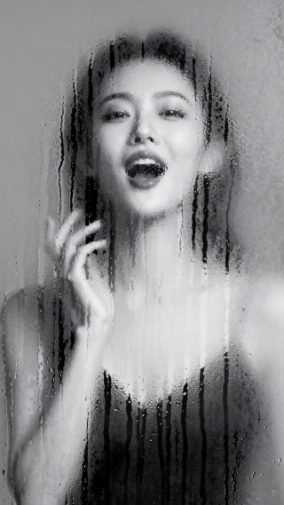 黑白水玻璃美女人像