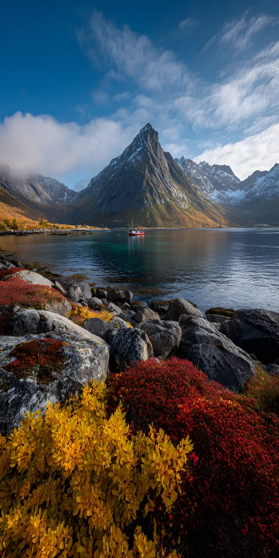 秋染峡湾，静谧山海间