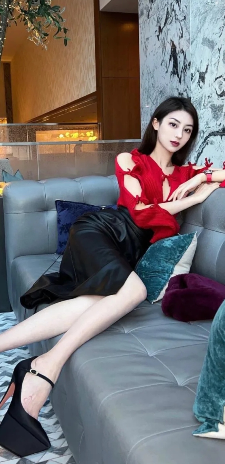 紅衣長發包臀裙美女姐姐