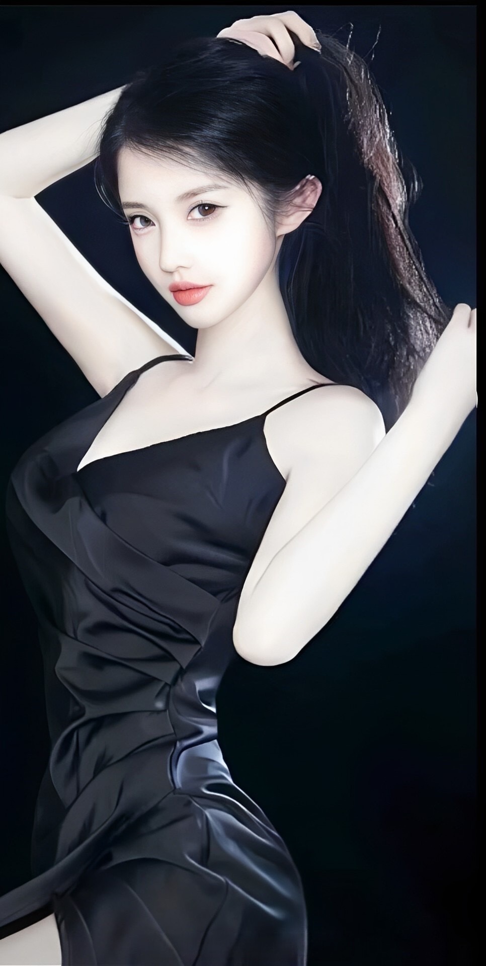 黑色弔帶的美少女