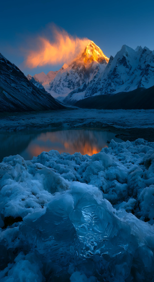 金顶落冰湖，暮雪照群山