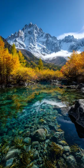 秋染雪峰 ，镜泊清溪