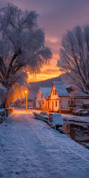 雪裹的黄昏，小镇路灯与船的冬夜序章