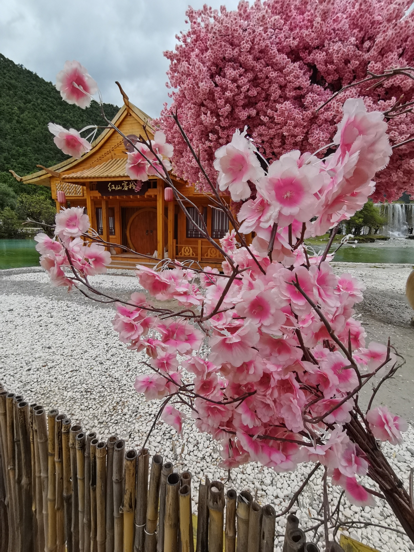 房子和篱笆微信壁纸 背景墙