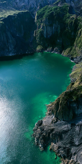 深谷藏碧，一汪青绿映山岩