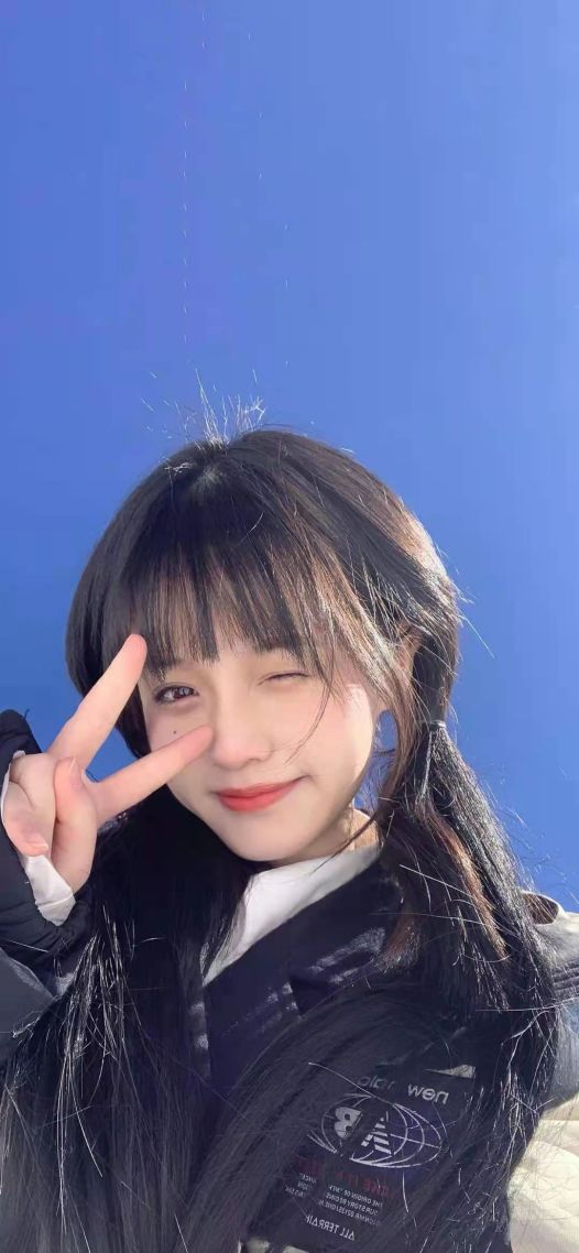 藍色天空下的可愛妹子