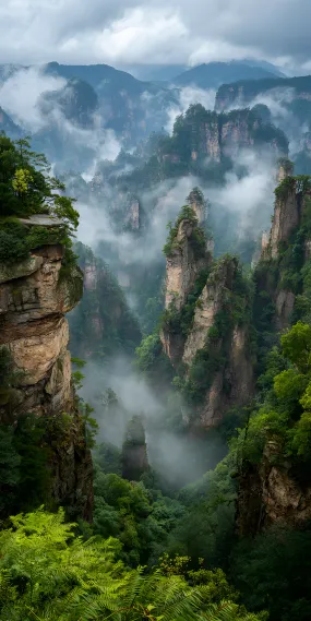 云烟缭绕，仙境张家界