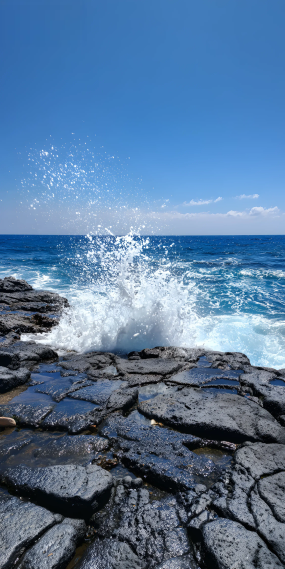 石间浪涌，碧海晴空