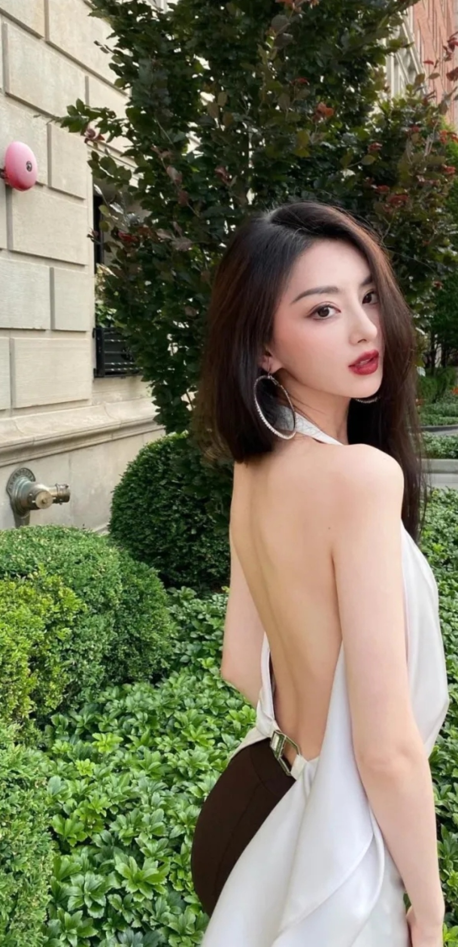 大露背掛脖式美女姐姐