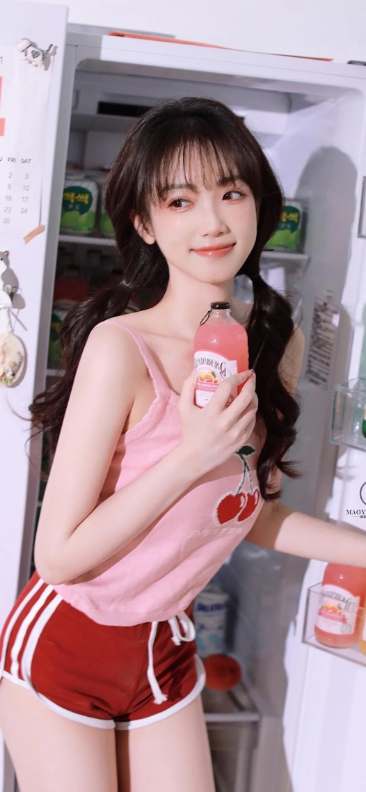 拿飲料的美女