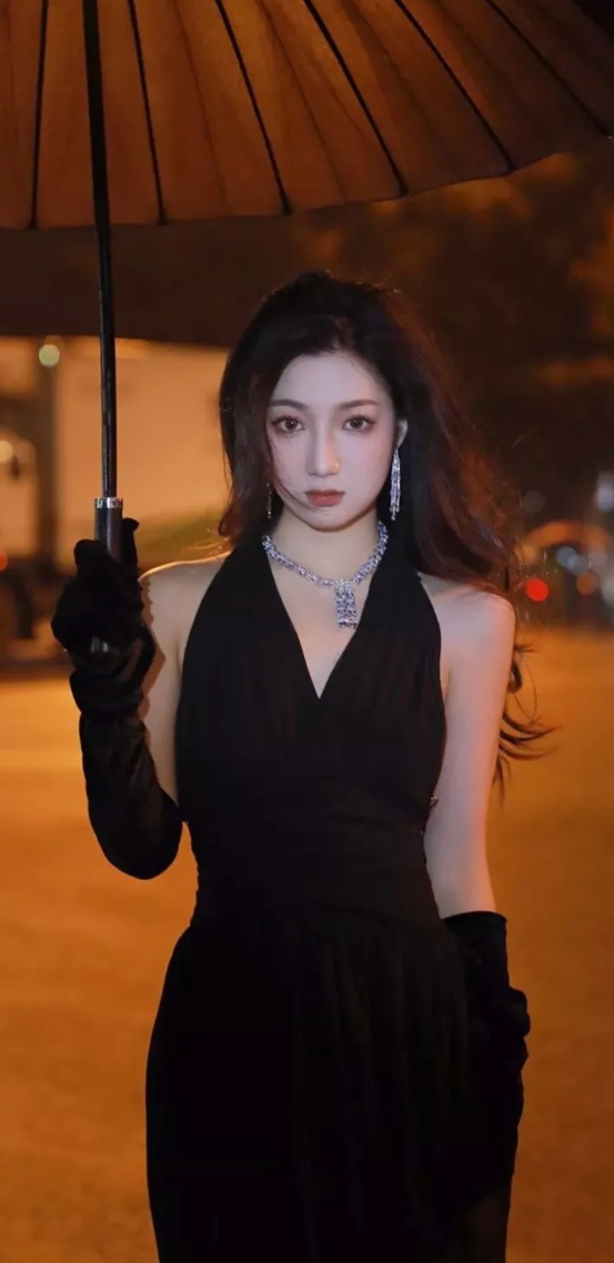 黑色系挂脖露背美女②