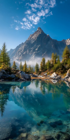 镜湖映山，自然的静谧画卷