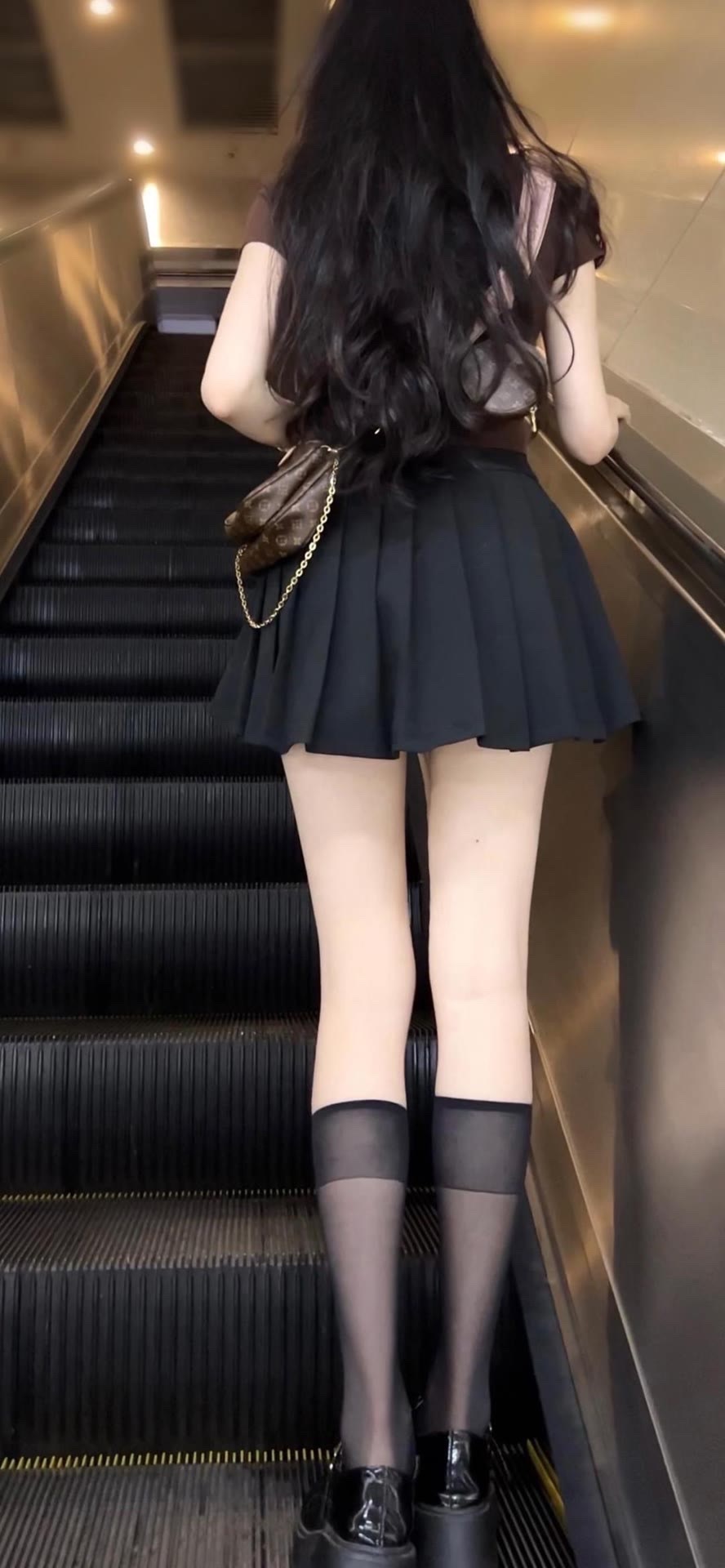 黑色短裙美女