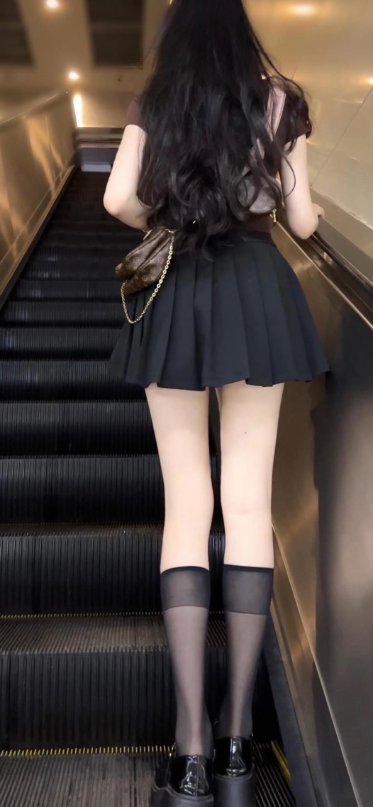黑色短裙美女