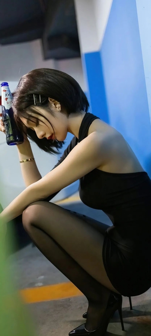 微信屏保壁紙喝醉的美女
