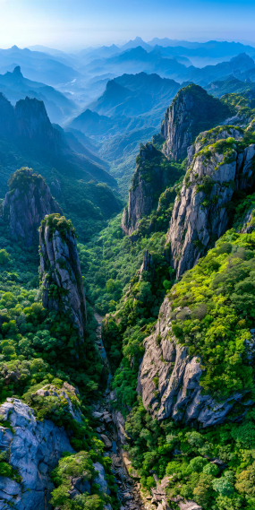 奇峰劈翠谷，层岭入烟岚