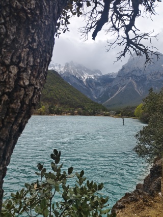 雪山与湖