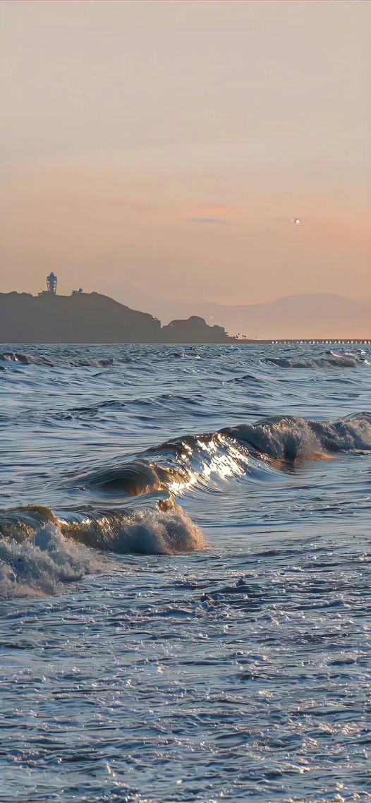 浪拍岸