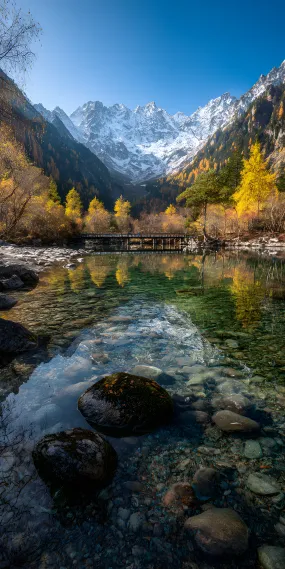 隆珠措的秋日私语，雪山与彩林的镜像
